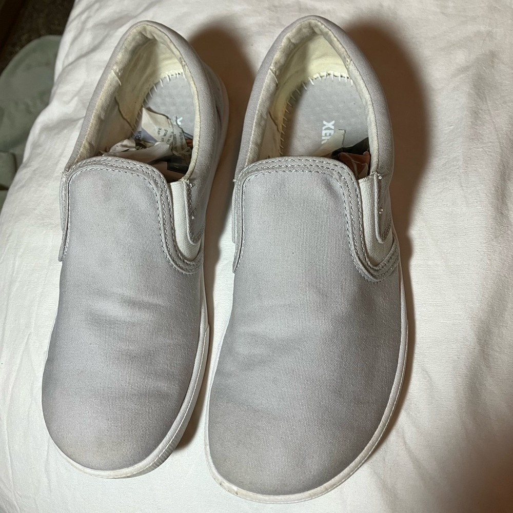 XERO Women's Dillon Canvas Slip-Ons in Light Gray sz 9.5